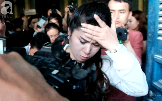 B&agrave; Thảo bật kh&oacute;c, lặng lẽ rời t&ograve;a sau khi mất hết cổ phần Trung Nguy&ecirc;n v&agrave;o tay &ocirc;ng Vũ - Ảnh 2.