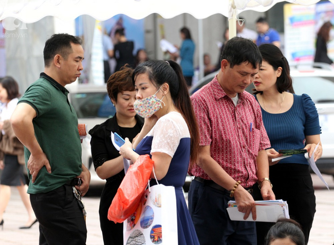 H&agrave; Nội: Chị em phụ nữ ăn cơm nắm, gặm b&aacute;nh m&igrave; vật vờ chờ săn v&eacute; m&aacute;y bay gi&aacute; rẻ - Ảnh 6.