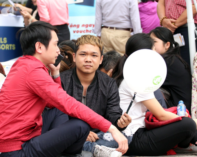 H&agrave; Nội: Chị em phụ nữ ăn cơm nắm, gặm b&aacute;nh m&igrave; vật vờ chờ săn v&eacute; m&aacute;y bay gi&aacute; rẻ - Ảnh 4.
