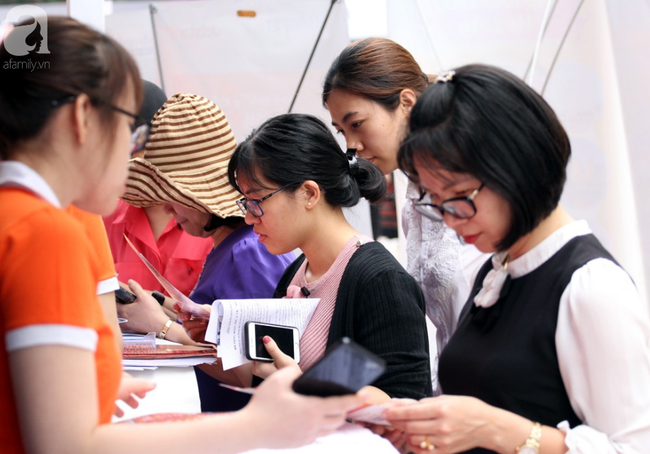 H&agrave; Nội: Chị em phụ nữ ăn cơm nắm, gặm b&aacute;nh m&igrave; vật vờ chờ săn v&eacute; m&aacute;y bay gi&aacute; rẻ - Ảnh 11.