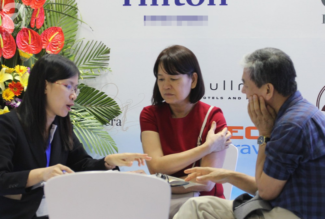 H&agrave; Nội: Chị em phụ nữ ăn cơm nắm, gặm b&aacute;nh m&igrave; vật vờ chờ săn v&eacute; m&aacute;y bay gi&aacute; rẻ - Ảnh 14.