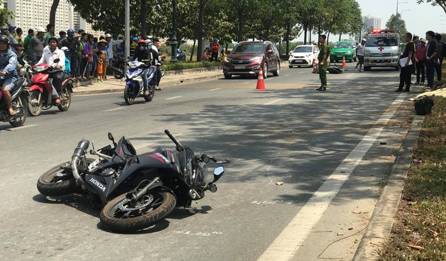 TP.HCM: Va chạm giữa m&ocirc; t&ocirc; ph&acirc;n khối lớn v&agrave; xe m&aacute;y, 1 người chết, 2 người bị thương nặng nhập viện cấp cứu - Ảnh 3.
