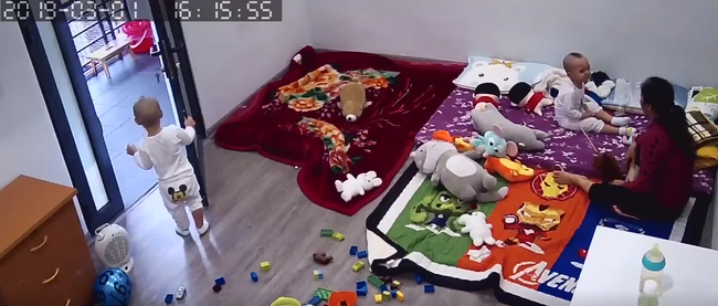 Bất ngờ mở camera theo d&otilde;i ra xem, người mẹ sốc khi thấy cảnh con trai đang ốm bị gi&uacute;p việc t&aacute;t li&ecirc;n tiếp v&agrave;o mặt - Ảnh 3.