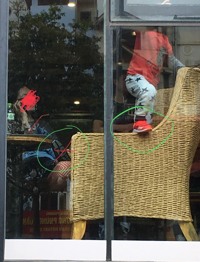 H&igrave;nh ảnh g&acirc;y tranh c&atilde;i: B&agrave; mẹ trẻ vừa nghe điện thoại vừa v&ocirc; tư g&aacute;c ch&acirc;n l&ecirc;n nệm, để b&eacute; trai tr&egrave;o cả gi&agrave;y l&ecirc;n th&agrave;nh ghế trong qu&aacute;n c&agrave; ph&ecirc; - Ảnh 2.