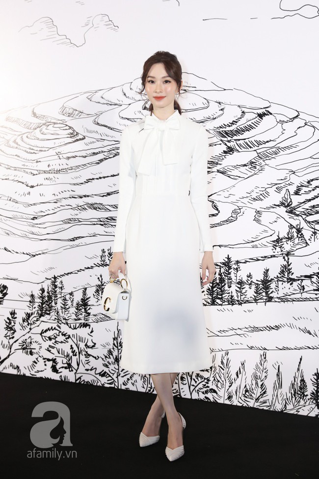 So với loạt mỹ nh&acirc;n hở bạo tr&ecirc;n thảm đỏ thời trang, Đặng Thu Thảo diện đồ k&iacute;n từ đầu tới ch&acirc;n m&agrave; vẫn thu h&uacute;t triệu con tim  - Ảnh 2.