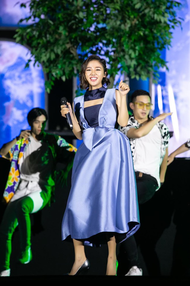 Văn Mai Hương diện v&aacute;y lạ mắt như g&oacute;i qu&agrave; c&oacute; thắt nơ  - Ảnh 8.