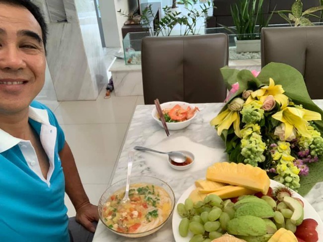 B&agrave; x&atilde; Quyền Linh khiến chị em ghen tị khi khoe chồng chăm chỉ nấu điểm t&acirc;m, tặng hoa mỗi buổi s&aacute;ng - Ảnh 2.