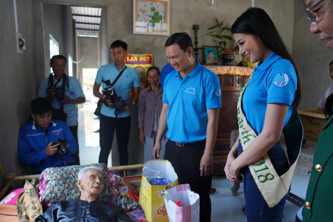 Hoa hậu Tr&aacute;i đất Phương Kh&aacute;nh mặc giản dị, về Bến Tre trồng c&acirc;y xanh - Ảnh 8.