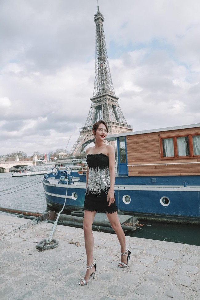 Không hổ danh là mỹ nhân đẹp nhất Diên Hi, Trương Gia Nghê cao sang lộng lẫy đẹp đến ná thở tại Tuần lễ thời trang Paris - Ảnh 1.