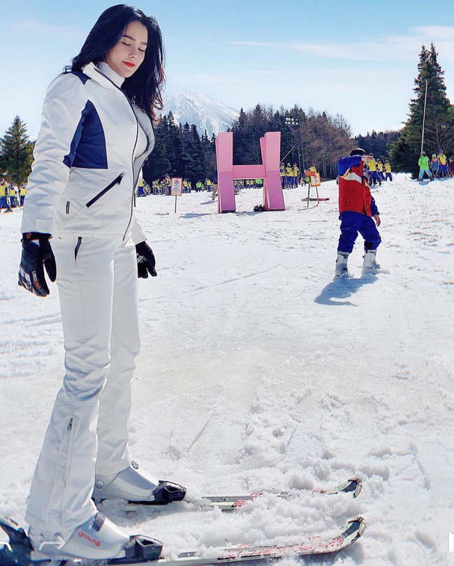 Loạt trải nghiệm du lịch si&ecirc;u đỉnh của d&agrave;n mỹ nh&acirc;n Việt trong thời gian qua: Minh Hằng thu&ecirc; trực trăng đến vực thẳm lớn h&agrave;ng đầu tr&aacute;i đất - Ảnh 12.