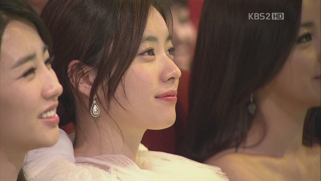 Loạt h&igrave;nh g&oacute;c nghi&ecirc;ng g&acirc;y b&atilde;o của d&agrave;n sao ch&acirc;u &Aacute;: Người đẹp như ti&ecirc;n nữ, kẻ lộ dấu vết dao k&eacute;o - Ảnh 3.