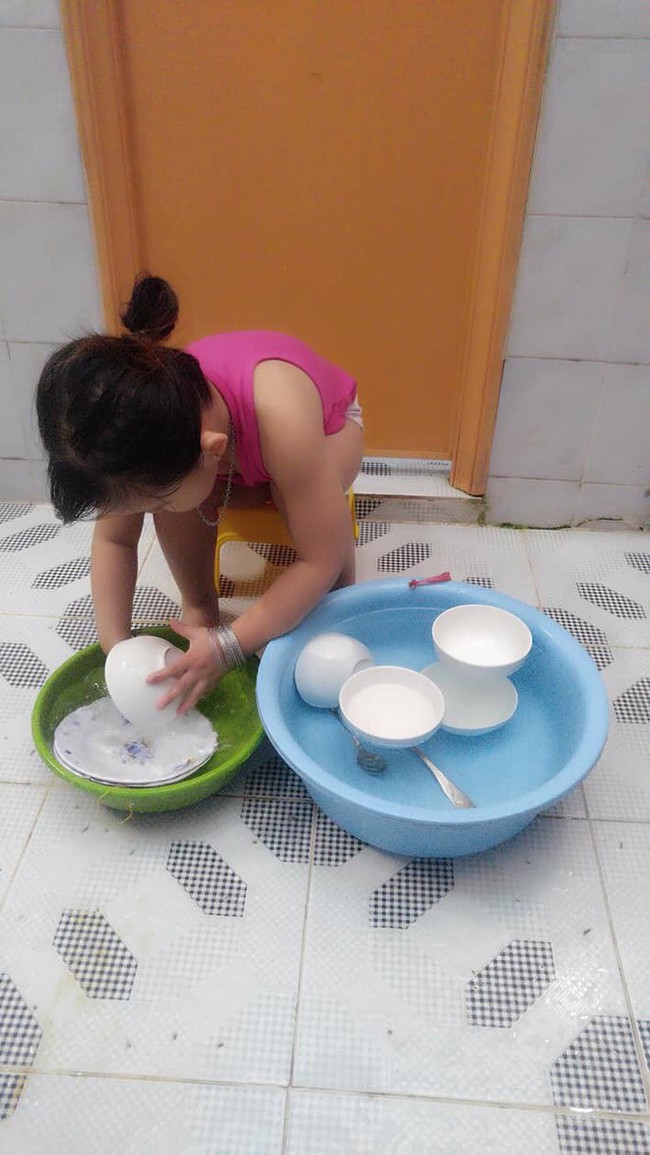 Mẹ “sinh con bằng cả mạng sống” và hình ảnh bé 4 tuổi tất bật làm việc nhà gây tranh cãi - Ảnh 12. Mẹ “sinh con bằng cả mạng sống” và hình ảnh bé 4 tuổi tất bật làm việc nhà gây tranh cãi - Ảnh 12.