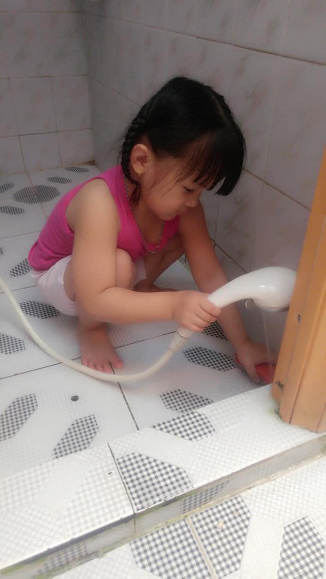 Mẹ “sinh con bằng cả mạng sống” và hình ảnh bé 4 tuổi tất bật làm việc nhà gây tranh cãi - Ảnh 14. Mẹ “sinh con bằng cả mạng sống” và hình ảnh bé 4 tuổi tất bật làm việc nhà gây tranh cãi - Ảnh 14.