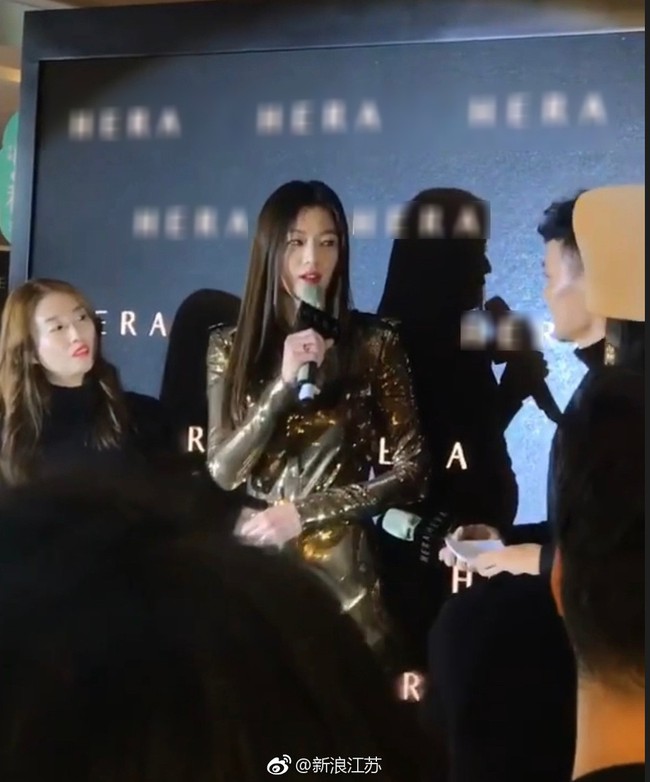 Bất ngờ với cảnh tượng đ&aacute;m đ&ocirc;ng hỗn loạn khi mợ chảnh Jun Ji Hyun xuất hiện tại Trung Quốc  - Ảnh 1.