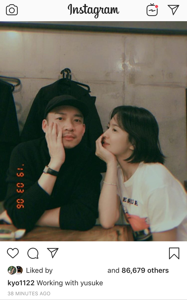 Song Hye Kyo g&acirc;y hoang mang khi khoe ảnh th&acirc;n thiết b&ecirc;n người đ&agrave;n &ocirc;ng lạ mặt giữa t&acirc;m b&atilde;o: Nh&acirc;n vật n&agrave;y l&agrave; ai? - Ảnh 1.