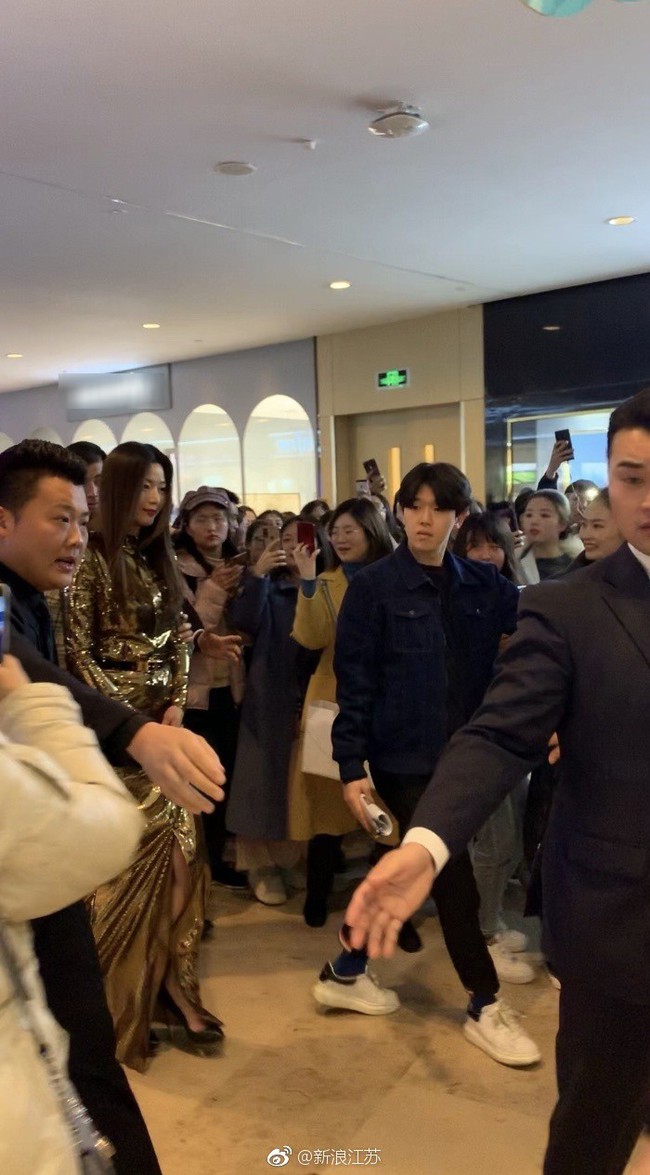Bất ngờ với cảnh tượng đ&aacute;m đ&ocirc;ng hỗn loạn khi mợ chảnh Jun Ji Hyun xuất hiện tại Trung Quốc  - Ảnh 5.