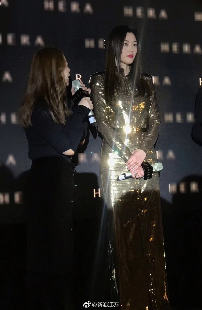 Bất ngờ với cảnh tượng đ&aacute;m đ&ocirc;ng hỗn loạn khi mợ chảnh Jun Ji Hyun xuất hiện tại Trung Quốc  - Ảnh 6.