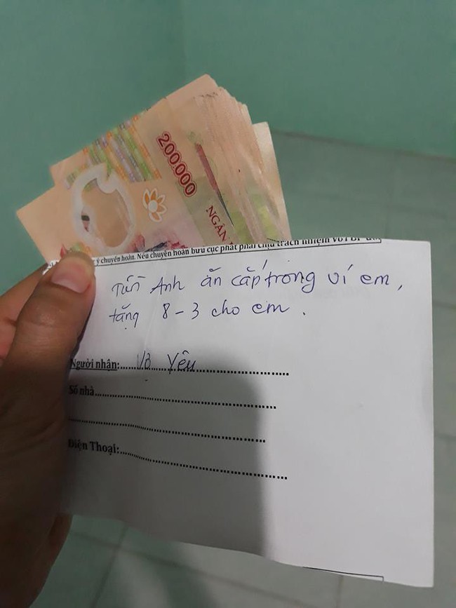 Vợ trẻ khoe m&oacute;n qu&agrave; ng&agrave;y 8/3 l&agrave; xấp tiền 200 ngh&igrave;n d&agrave;y cộp, nhưng thư tay chồng viết mới thật buồn cười - Ảnh 1.