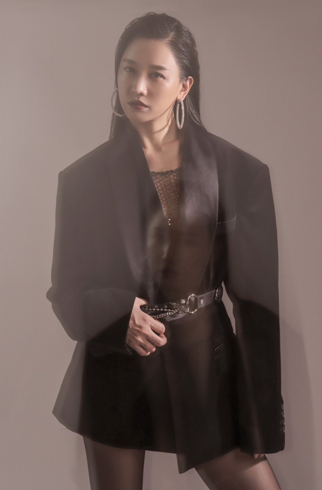 Hari Won pose d&aacute;ng kh&ocirc;ng k&eacute;m cạnh người mẫu, thần th&aacute;i đỉnh cao trong bộ ảnh mừng 8/3 - Ảnh 7.