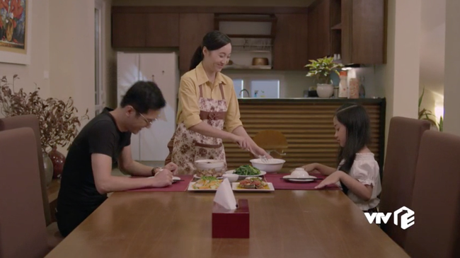 Những c&ocirc; g&aacute;i trong th&agrave;nh phố: Con g&aacute;i B&aacute;ch (Ch&iacute; Nh&acirc;n) lại g&acirc;y chuyện, mắng Tr&uacute;c ngay trước mặt bố m&igrave;nh - Ảnh 1.