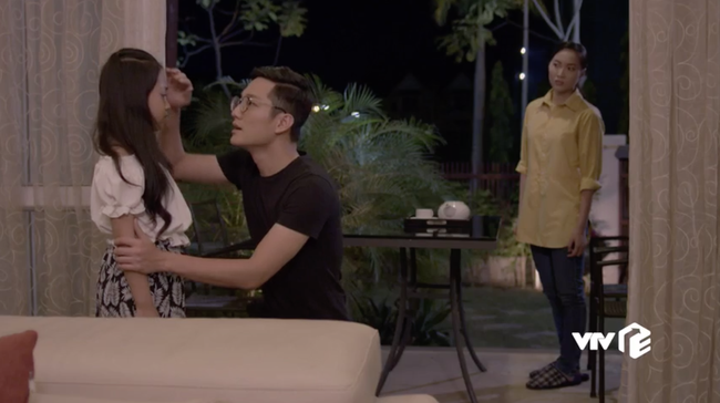 Những c&ocirc; g&aacute;i trong th&agrave;nh phố: Con g&aacute;i B&aacute;ch (Ch&iacute; Nh&acirc;n) lại g&acirc;y chuyện, mắng Tr&uacute;c ngay trước mặt bố m&igrave;nh - Ảnh 4.