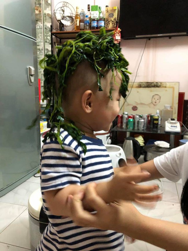 Nhân lúc cả nhà đang ăn cơm, cậu bé này liền làm một việc động trời khiến mẹ định phạt mà cuối cùng phải cười không nhặt được mồm - Ảnh 2. Nhân lúc cả nhà đang ăn cơm, cậu bé này liền làm một việc động trời khiến mẹ định phạt mà cuối cùng phải cười không nhặt được mồm - Ảnh 2.