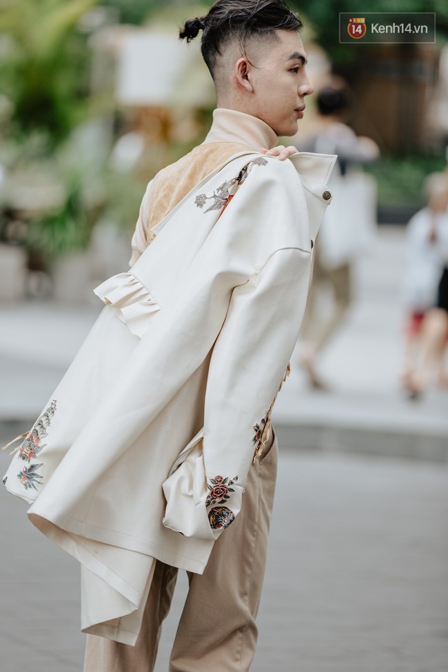 Street style ng&agrave;y 2 của Tuần lễ Thời trang: Nh&oacute;m bạn trẻ &ldquo;mặc dị&rdquo; đ&atilde; dần cạn chi&ecirc;u? - Ảnh 5.
