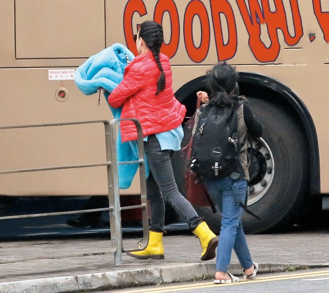 Trương B&aacute; Chi lần đầu xuất hiện sau tin bị ung thư giai đoạn cuối, g&acirc;y ch&uacute; &yacute; khi l&agrave;m điều n&agrave;y cho con trai - Ảnh 2.