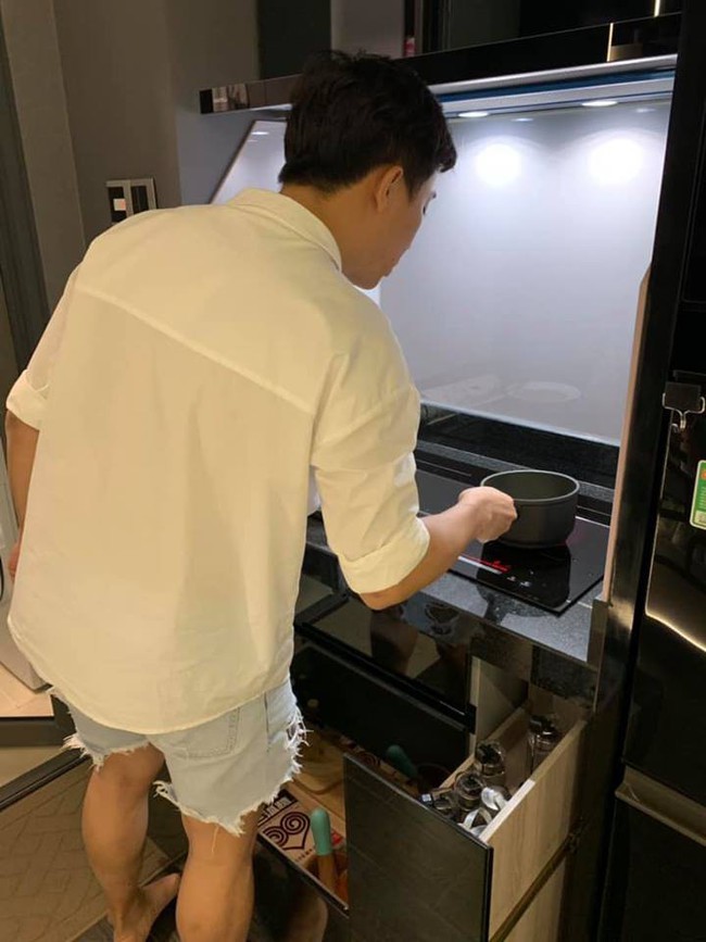 Hari Won khoe chồng vào bếp đảm đang, netizen chỉ soi chiếc quần khác thường của Trấn Thành - Ảnh 1.
