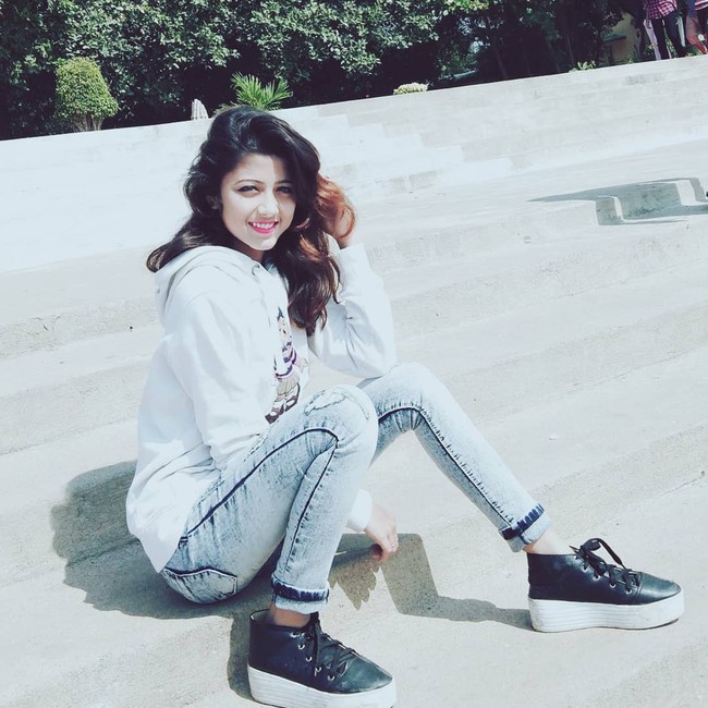 Xuất hiện trong lễ hội M&ugrave;a Xu&acirc;n, thiếu nữ Ấn Độ khiến cộng đồng mạng chao đảo v&igrave; nhan sắc đẹp tựa thần ti&ecirc;n - Ảnh 6.