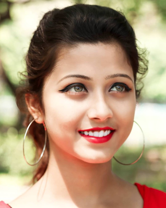 Xuất hiện trong lễ hội M&ugrave;a Xu&acirc;n, thiếu nữ Ấn Độ khiến cộng đồng mạng chao đảo v&igrave; nhan sắc đẹp tựa thần ti&ecirc;n - Ảnh 9.