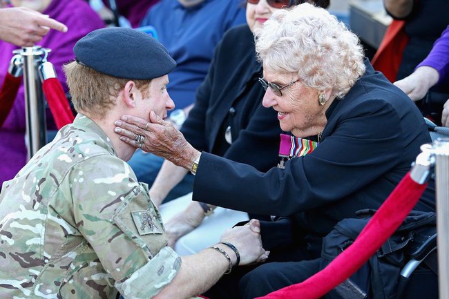 Ho&agrave;ng tử Harry bất ngờ đối diện với nỗi đau mất m&aacute;t qu&aacute; lớn n&agrave;y trước khi ch&agrave;o đ&oacute;n đứa con đầu l&ograve;ng của m&igrave;nh - Ảnh 1.