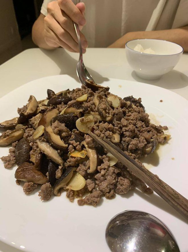 Em trai danh h&agrave;i Ho&agrave;i Linh khoe được nấu cơm ngon canh ngọt, d&acirc;n mạng t&ograve; m&ograve; người ấy l&agrave; ai? - Ảnh 9.