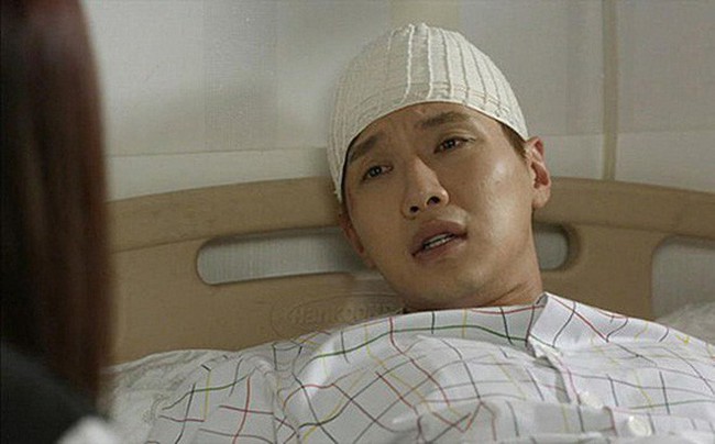 Vợ vất vả chăm chồng tai nạn nằm bẹp tr&ecirc;n giường, vừa khỏi bệnh chưa l&acirc;u chồng đ&atilde; mang một người về giới thiệu với vợ - Ảnh 1.