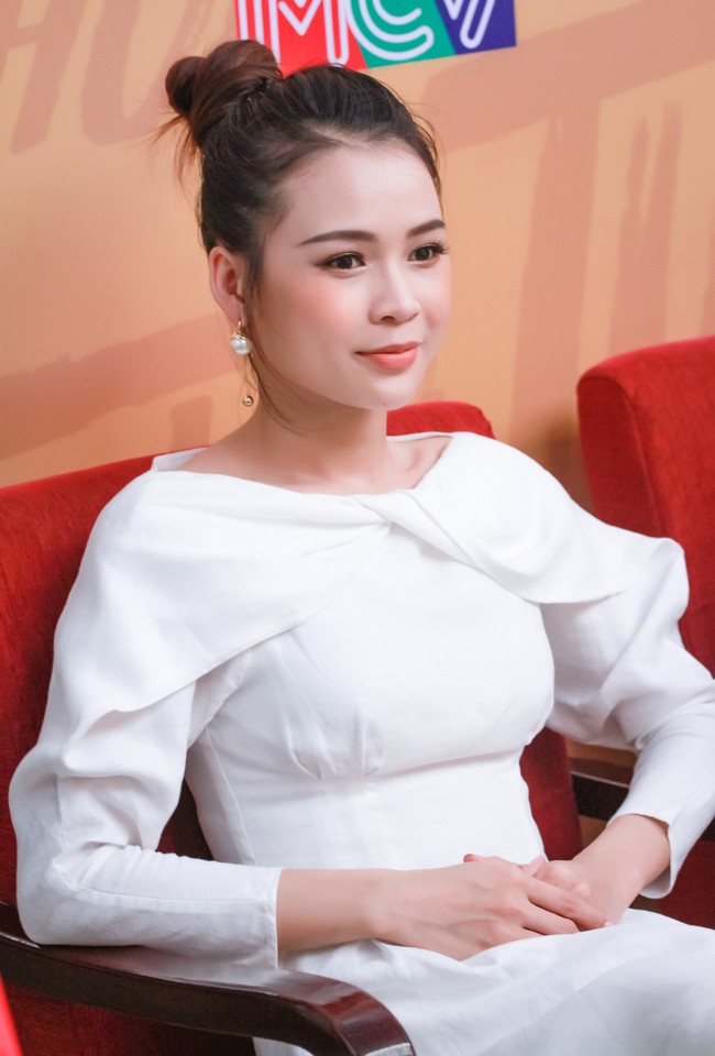 Sam giản dị vẫn xinh đẹp h&uacute;t mắt nh&igrave;n, h&eacute; lộ chuyện xin được h&aacute;t m&agrave; ai cũng bật cười  - Ảnh 3.