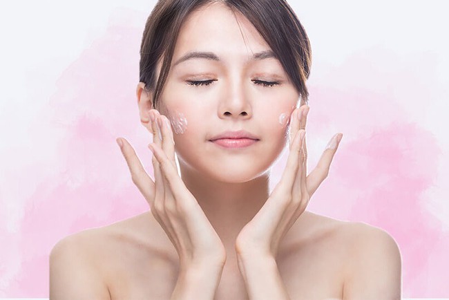 4 c&aacute;ch giữ lớp trang điểm mịn mướt cả ng&agrave;y d&agrave;i, gi&uacute;p chị em tự tin tỏa s&aacute;ng dưới nắng h&egrave; - Ảnh 4.