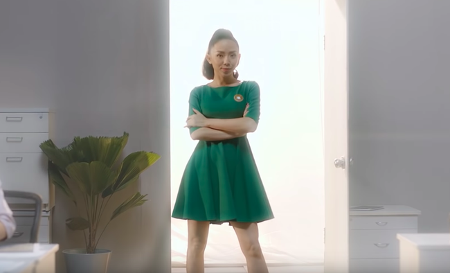 T&oacute;c Ti&ecirc;n ăn mặc thường thường, l&agrave;m g&aacute;i c&ocirc;ng sở ngoan hiền vẫn đẹp kh&iacute; chất - Ảnh 1.