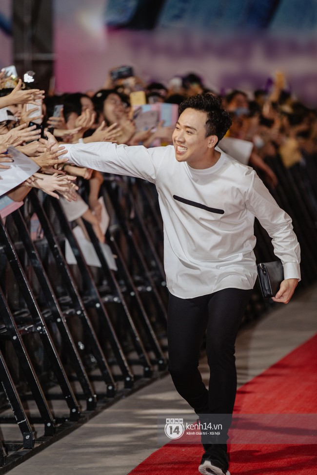Thảm đỏ hội tụ d&agrave;n sao H&agrave;n khủng tại TP.HCM: Lee Kwang Soo lột x&aacute;c hậu hẹn h&ograve;, Trấn Th&agrave;nh được fan săn đ&oacute;n cực nhiệt - Ảnh 16.