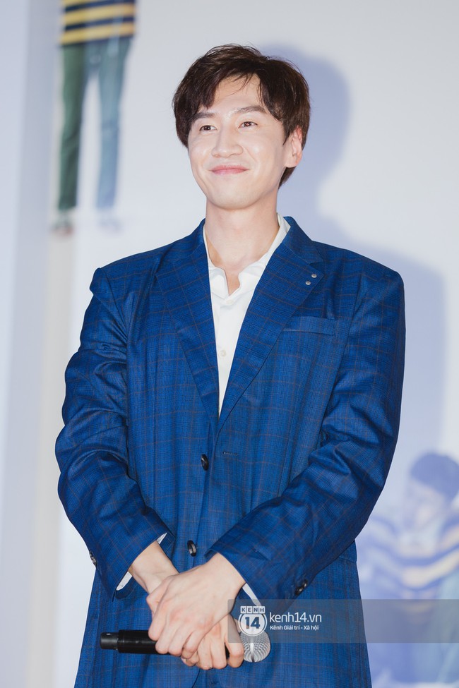 Thảm đỏ hội tụ d&agrave;n sao H&agrave;n khủng tại TP.HCM: Lee Kwang Soo lột x&aacute;c hậu hẹn h&ograve;, Trấn Th&agrave;nh được fan săn đ&oacute;n cực nhiệt - Ảnh 6.