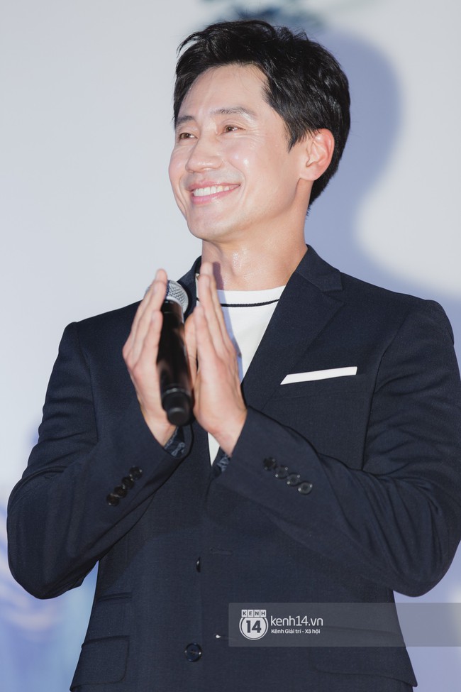 Thảm đỏ hội tụ d&agrave;n sao H&agrave;n khủng tại TP.HCM: Lee Kwang Soo lột x&aacute;c hậu hẹn h&ograve;, Trấn Th&agrave;nh được fan săn đ&oacute;n cực nhiệt - Ảnh 10.