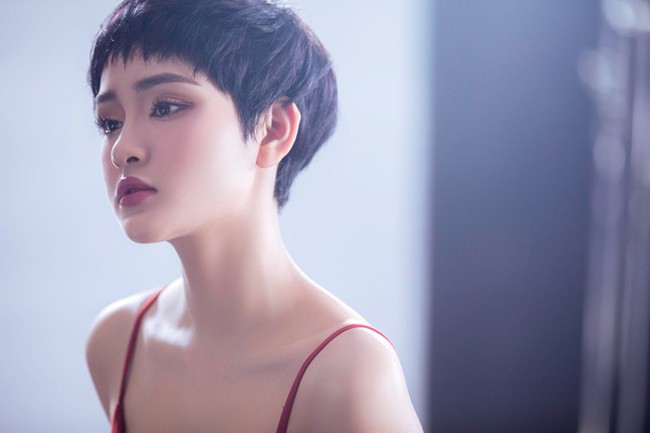 Hiền Hồ ngẫu hứng cover Anh ơi ở lại của Chi Pu tr&ecirc;n xe &ocirc; t&ocirc;, kh&aacute;n giả nổi da g&agrave; ghen tỵ với... t&agrave;i xế - Ảnh 2.