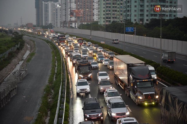 Người d&acirc;n &ugrave;n &ugrave;n đổ về Thủ đ&ocirc; sớm do lo ngại tắc đường trong ng&agrave;y nghỉ lễ cuối c&ugrave;ng - Ảnh 1.