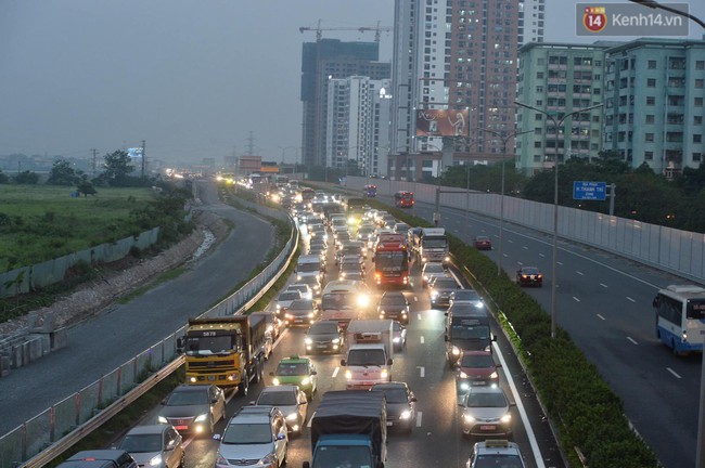 Người d&acirc;n &ugrave;n &ugrave;n đổ về Thủ đ&ocirc; sớm do lo ngại tắc đường trong ng&agrave;y nghỉ lễ cuối c&ugrave;ng - Ảnh 3.