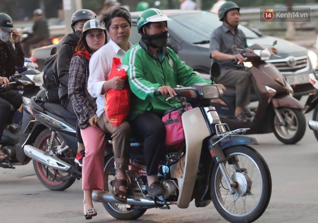 Người d&acirc;n &ugrave;n &ugrave;n đổ về Thủ đ&ocirc; sớm do lo ngại tắc đường trong ng&agrave;y nghỉ lễ cuối c&ugrave;ng - Ảnh 6.
