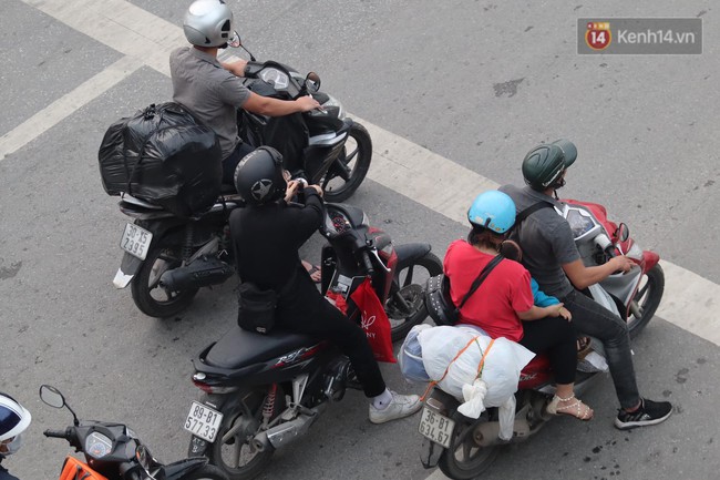 Người d&acirc;n &ugrave;n &ugrave;n đổ về Thủ đ&ocirc; sớm do lo ngại tắc đường trong ng&agrave;y nghỉ lễ cuối c&ugrave;ng - Ảnh 8.