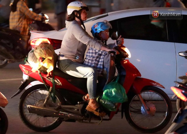 Người d&acirc;n &ugrave;n &ugrave;n đổ về Thủ đ&ocirc; sớm do lo ngại tắc đường trong ng&agrave;y nghỉ lễ cuối c&ugrave;ng - Ảnh 9.