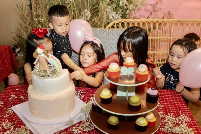 Con g&aacute;i Đoan Trang xinh như thi&ecirc;n thần trong tiệc sinh nhật lộng lẫy mừng 5 tuổi - Ảnh 23.