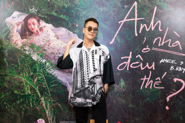 Nữ t&acirc;n binh Vpop mặc đồ như c&ocirc;ng ch&uacute;a đi họp b&aacute;o, g&acirc;y ngỡ ng&agrave;ng khi mời đạo diễn từng cộng t&aacute;c với Twice, BTS, GOT7 - Ảnh 5.