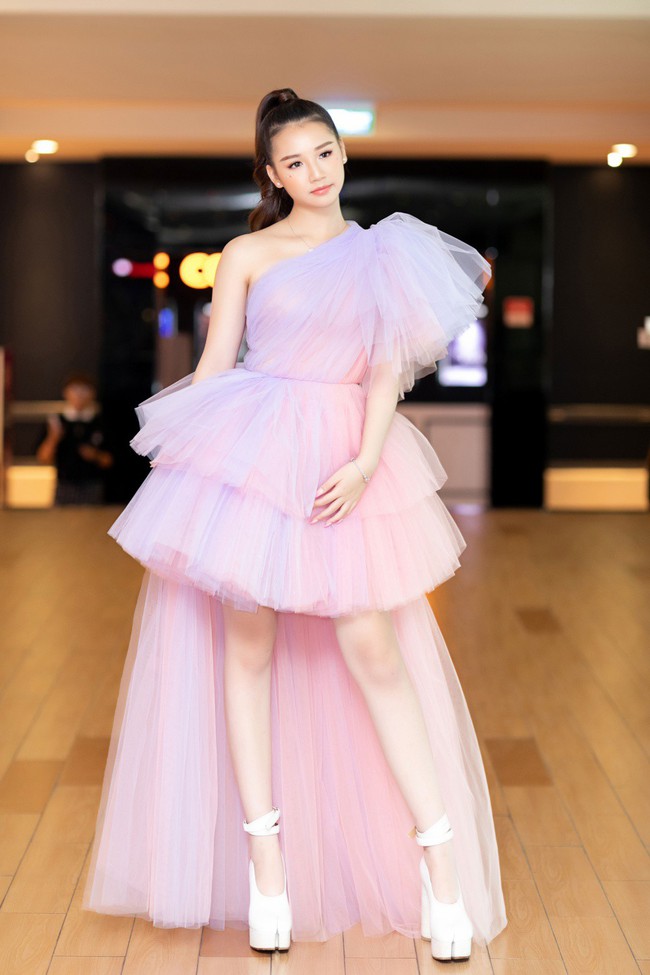 Nữ t&acirc;n binh Vpop mặc đồ như c&ocirc;ng ch&uacute;a đi họp b&aacute;o, g&acirc;y ngỡ ng&agrave;ng khi mời đạo diễn từng cộng t&aacute;c với Twice, BTS, GOT7 - Ảnh 3.