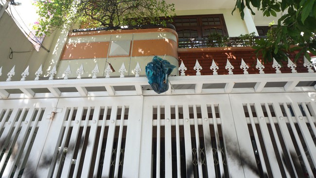 Vụ b&eacute; g&aacute;i bị s&agrave;m sỡ trong thang m&aacute;y: Hết thi nhau chụp ảnh, người d&acirc;n lại n&eacute;m chất bẩn, xịt sơn l&ecirc;n tường nh&agrave; &ocirc;ng Linh - Ảnh 2.